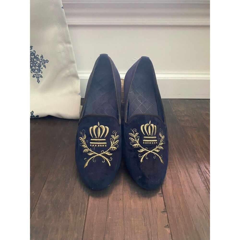 EUC Vionic Romi Blue Velvet Embroidered Crest Loafers 8.5